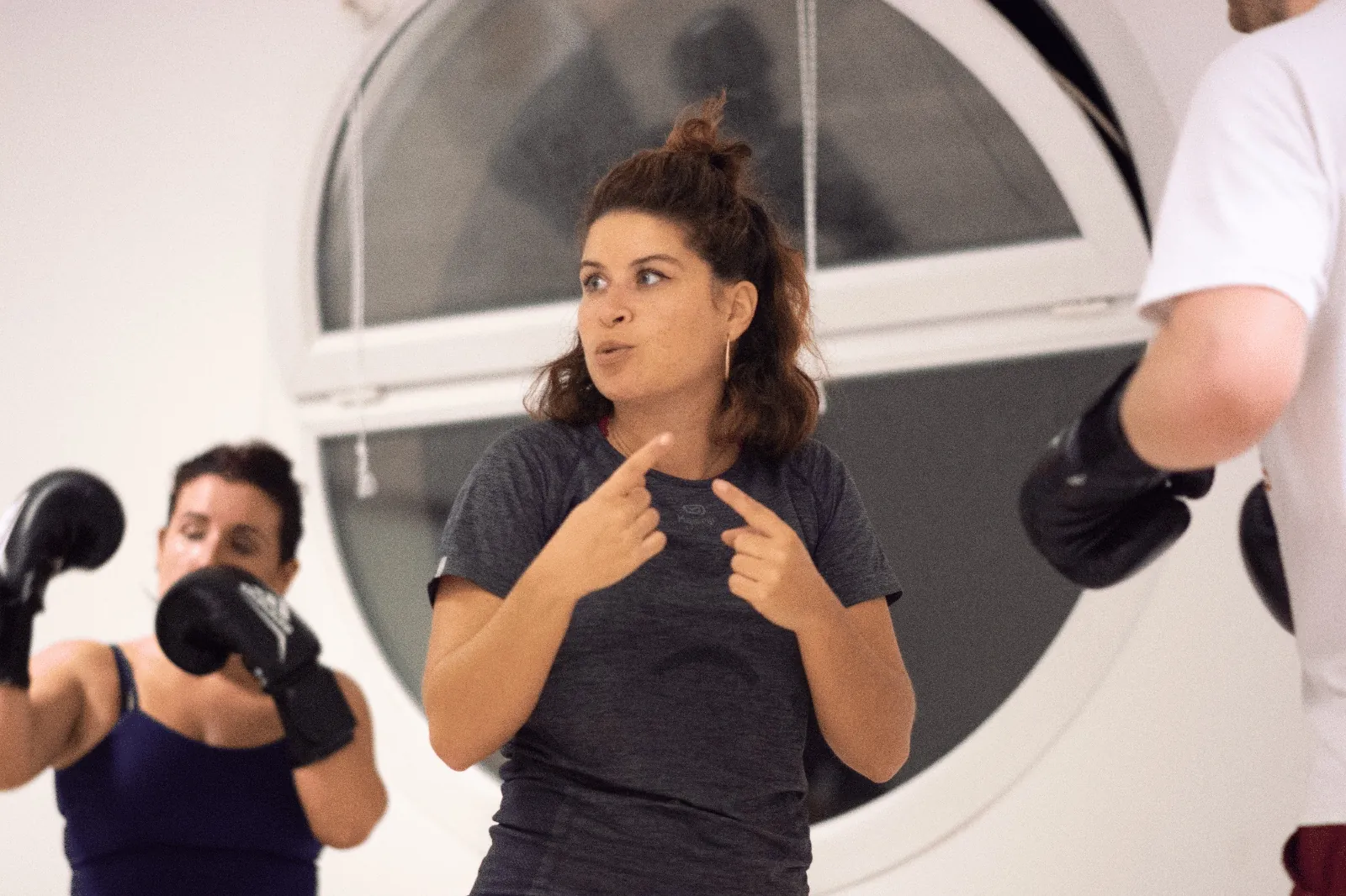Sabrina De Sousa anime un atelier Brainboxing® devant des participantes gantées