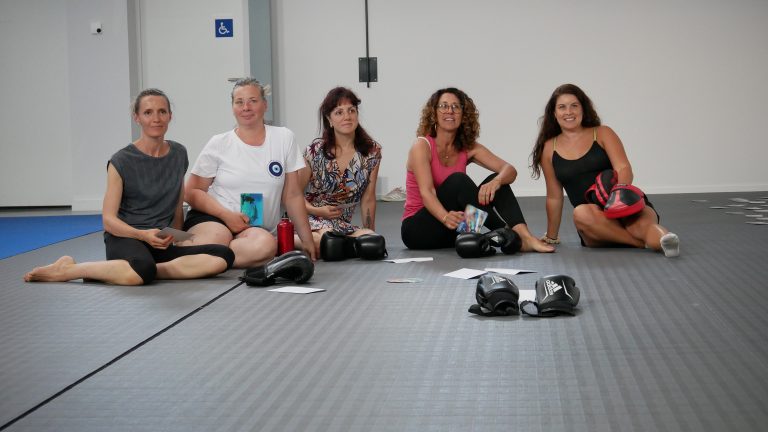 Le groupe réuni en cercle sur les tapis